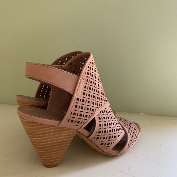 vince camuto ekanya